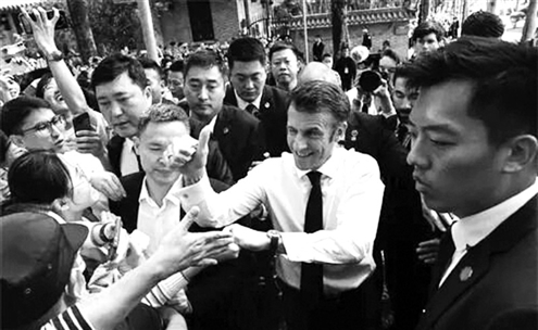 4月7日,法国总统马克龙(右二)来到中山大学参观